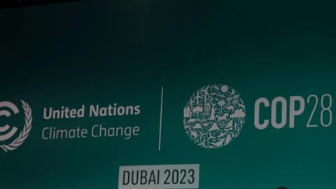 Vereinigte Arabische Emirate, Dubai: Auf grüner Wand ist der Schriftzug "COP28 United Nation Climate Summit"