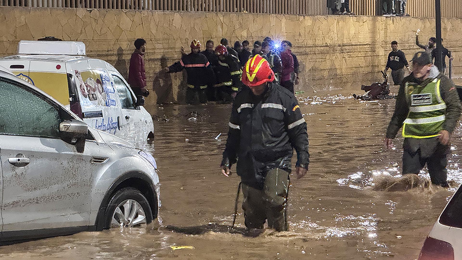 Nach einer Sturzflut in Safi waten Menschen durch eine überschwemmte Straße.
Nach einer Sturzflut in Safi waten Menschen durch eine überschwemmte Straße.