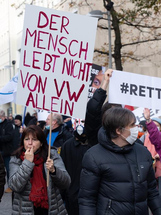 Beschäftigte der Theater in Niedersachsen und weitere Kulturschaffende demonstrieren vor dem Landtag Niedersachsen. Hintergrund der Demonstration ist der Haushaltsplanentwurf der niedersächsischen Landesregierung für 2022/23, den die Beteiligten als Bedrohung für die Kulturlandschaft empfinden.