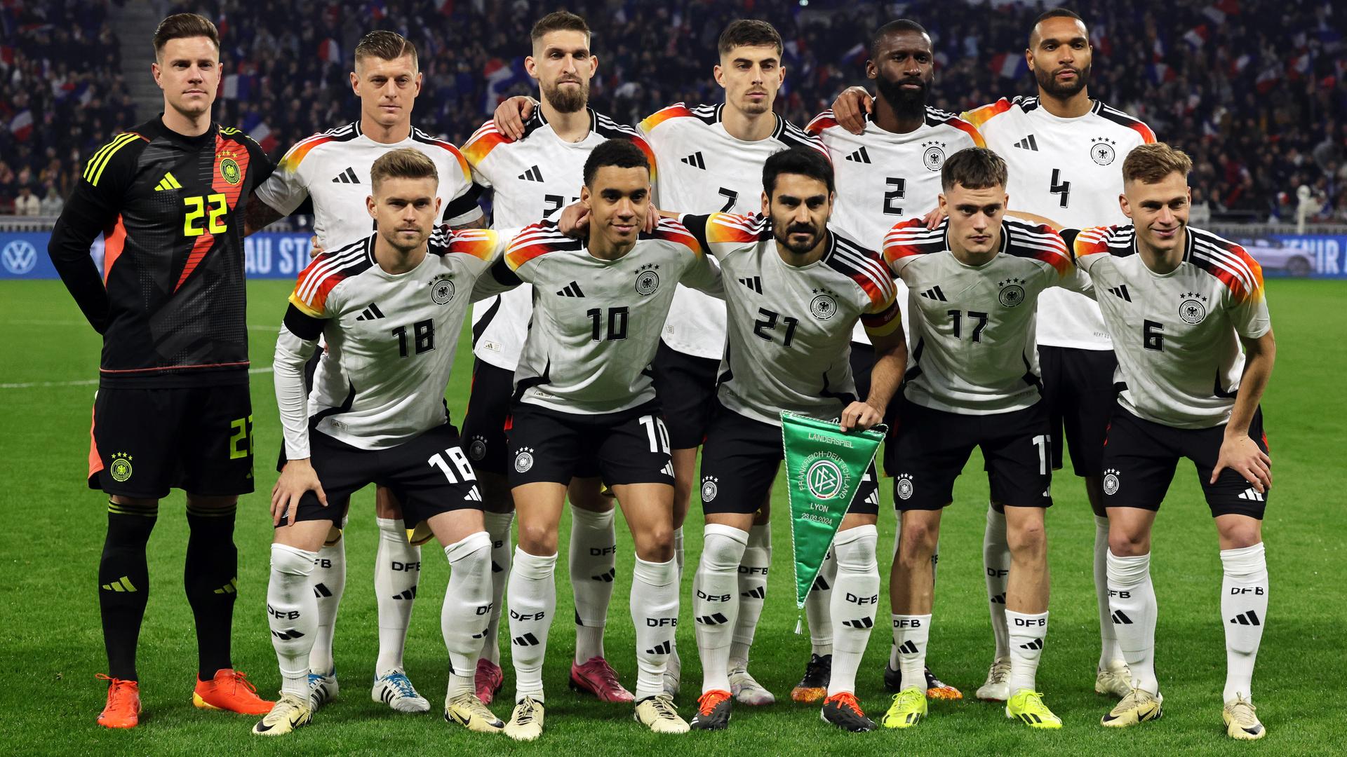 Deutschlands Spieler stehen beim Länderspiel der Fußball-Nationalmannschaft gegen Frankreich vor Spielbeginn für das Teamfoto zusammen.