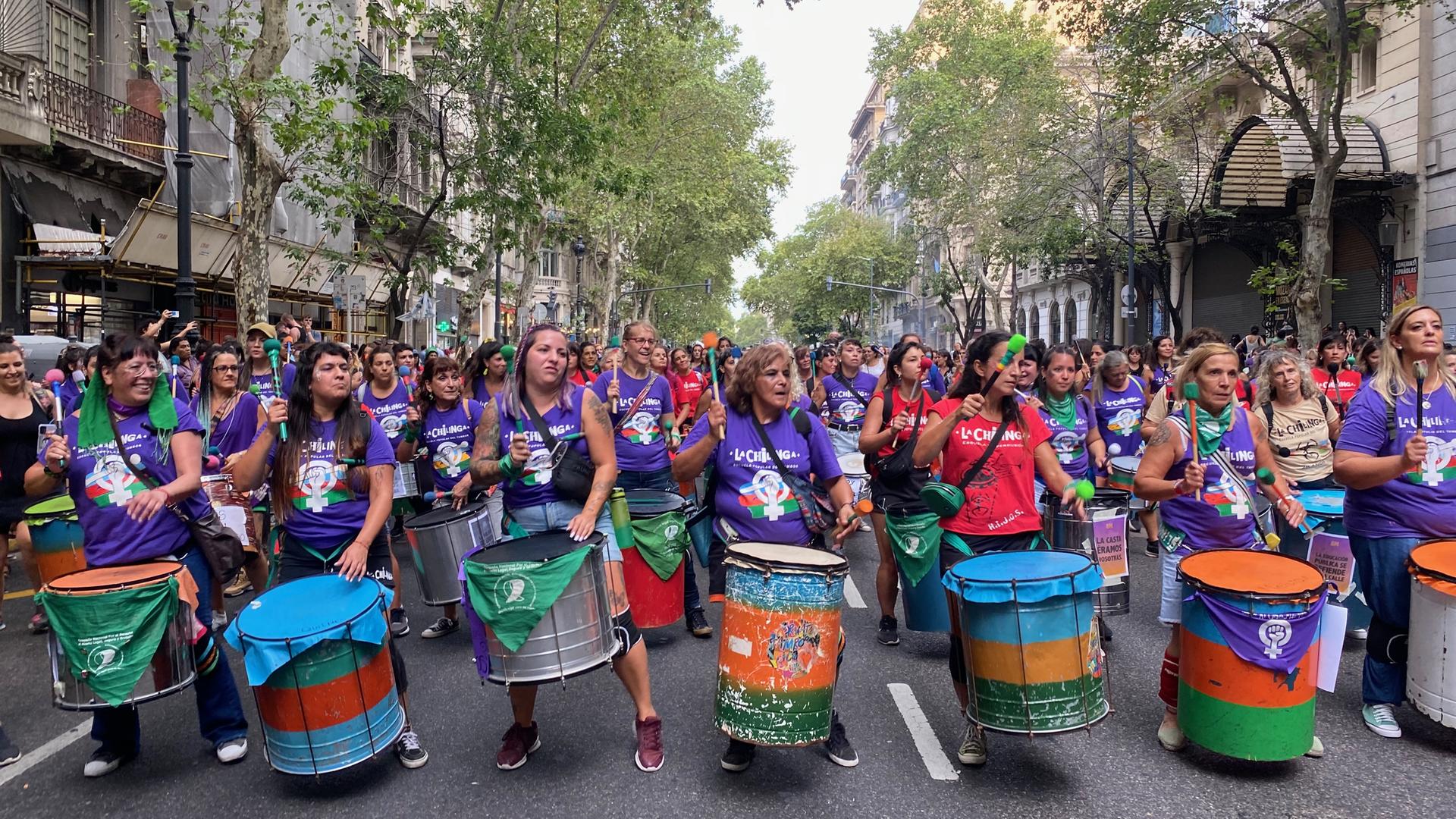 Frauen protestieren am Weltfrauentag in Buenos Aires gegen den Abbau von hart erkämpften Frauenrechten 