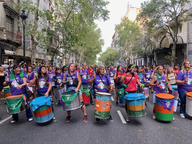 Frauen protestieren am Weltfrauentag in Buenos Aires gegen den Abbau von hart erkämpften Frauenrechten 