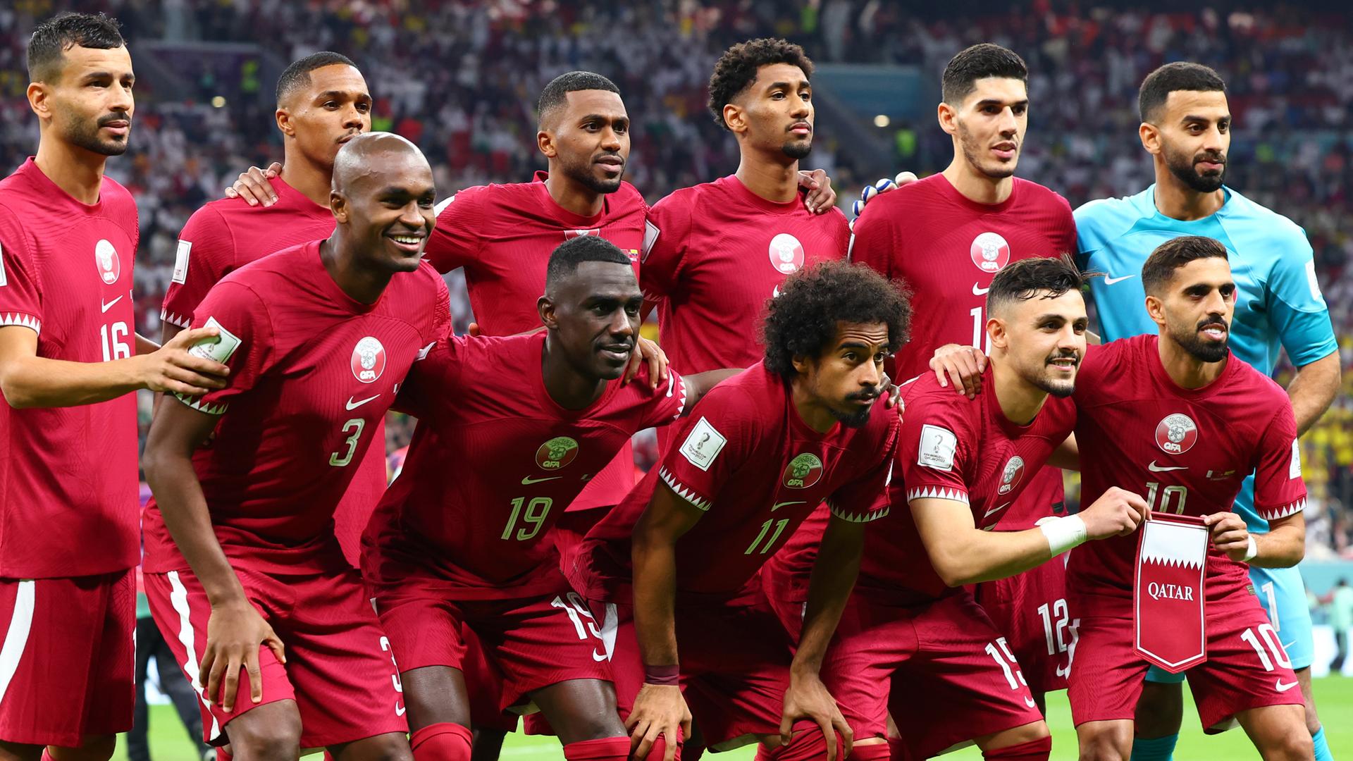 Die Fußball-Nationalelf aus Katar hat Aufstellung für ein Mannschaftsbild genommen. Die Fußball-Nationalelf aus Katar hat Aufstellung für ein Mannschaftsbild genommen.