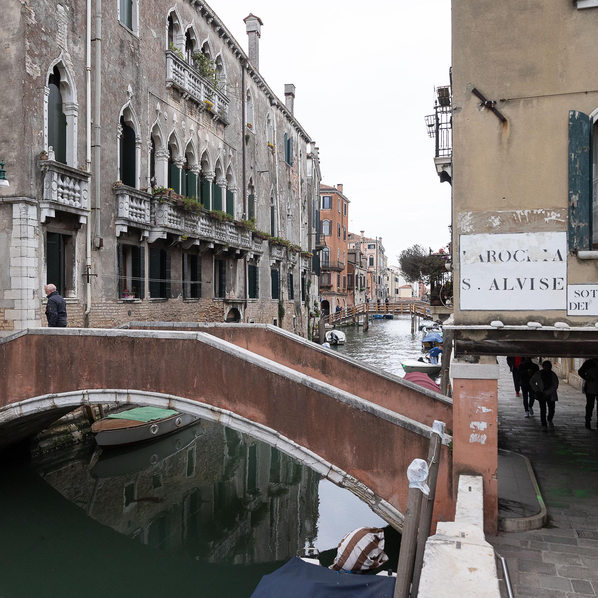 Blick auf ein Kanalstraße in Venedig.