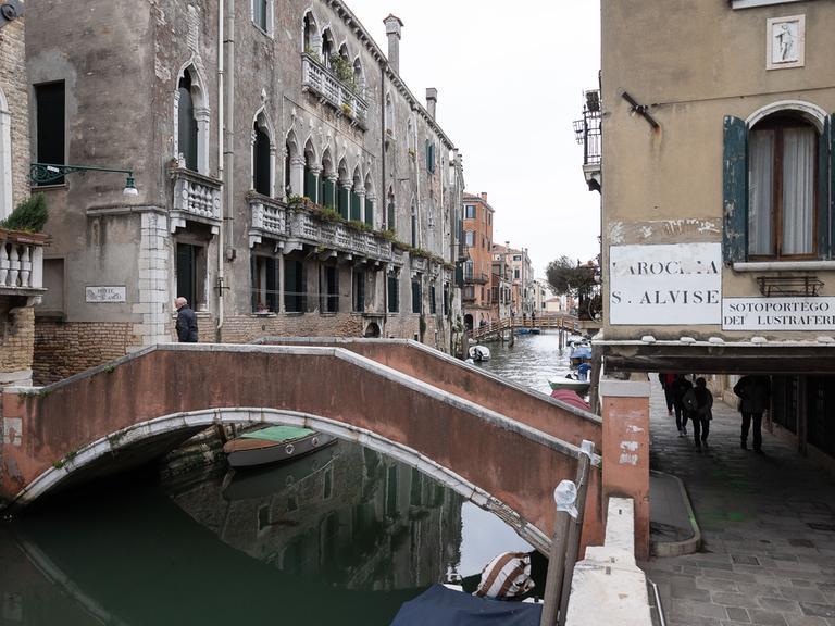 Blick auf ein Kanalstraße in Venedig.