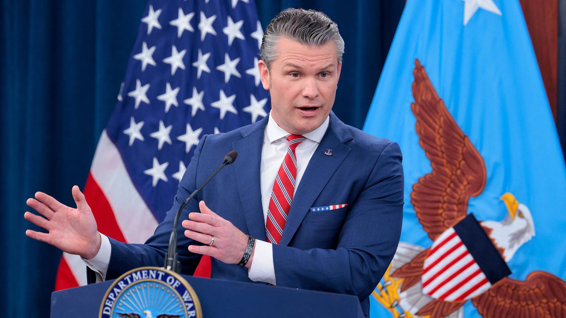 US-Verteidigungsminister Pete Hegseth spricht und gestikuliert.