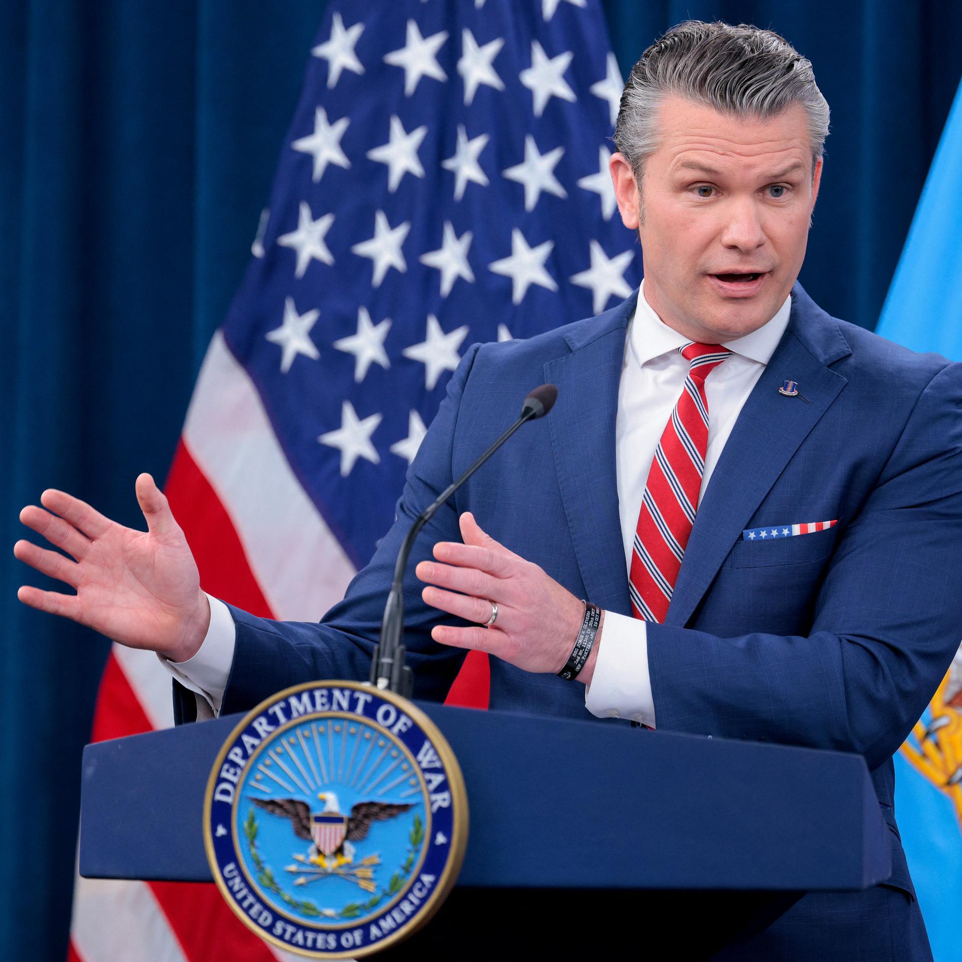 US-Verteidigungsminister Pete Hegseth spricht und gestikuliert.