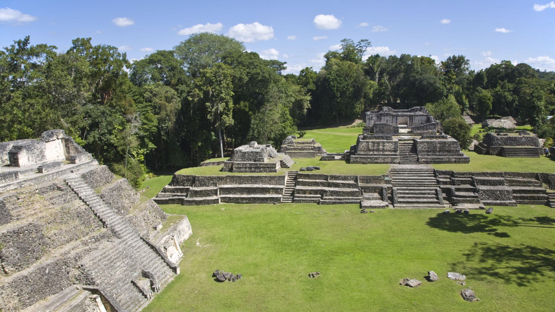 Plaza A, Structure A6 -"Temple of the Wooden Lintel", eines der ältesten Bauwerke in der Maya-Fundstätte Caracol in Belize
Plaza A, Structure A6 -"Temple of the Wooden Lintel", eines der ältesten Bauwerke in der Maya-Fundstätte Caracol in Belize