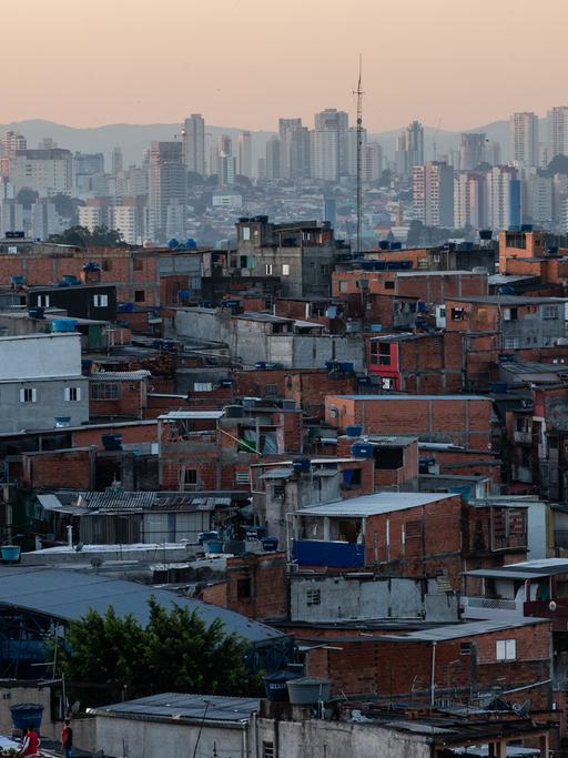Eine Totale über die Dächer von Heliopolis, eine der größten Favelas mit über 200.000 Einwohnern. Am Horizont sind zahlreiche Hochhäuser aus dem Zentrum von Sao Paulo zu sehen.