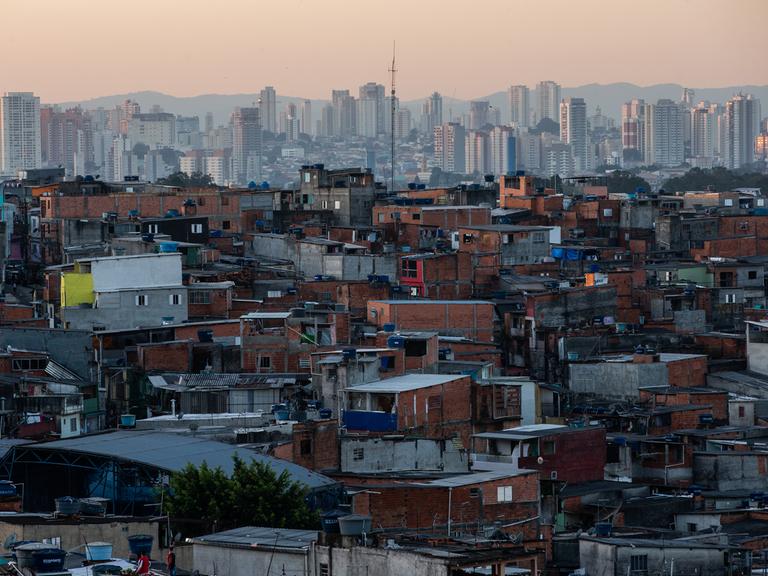 Eine Totale über die Dächer von Heliopolis, eine der größten Favelas mit über 200.000 Einwohnern. Am Horizont sind zahlreiche Hochhäuser aus dem Zentrum von Sao Paulo zu sehen.