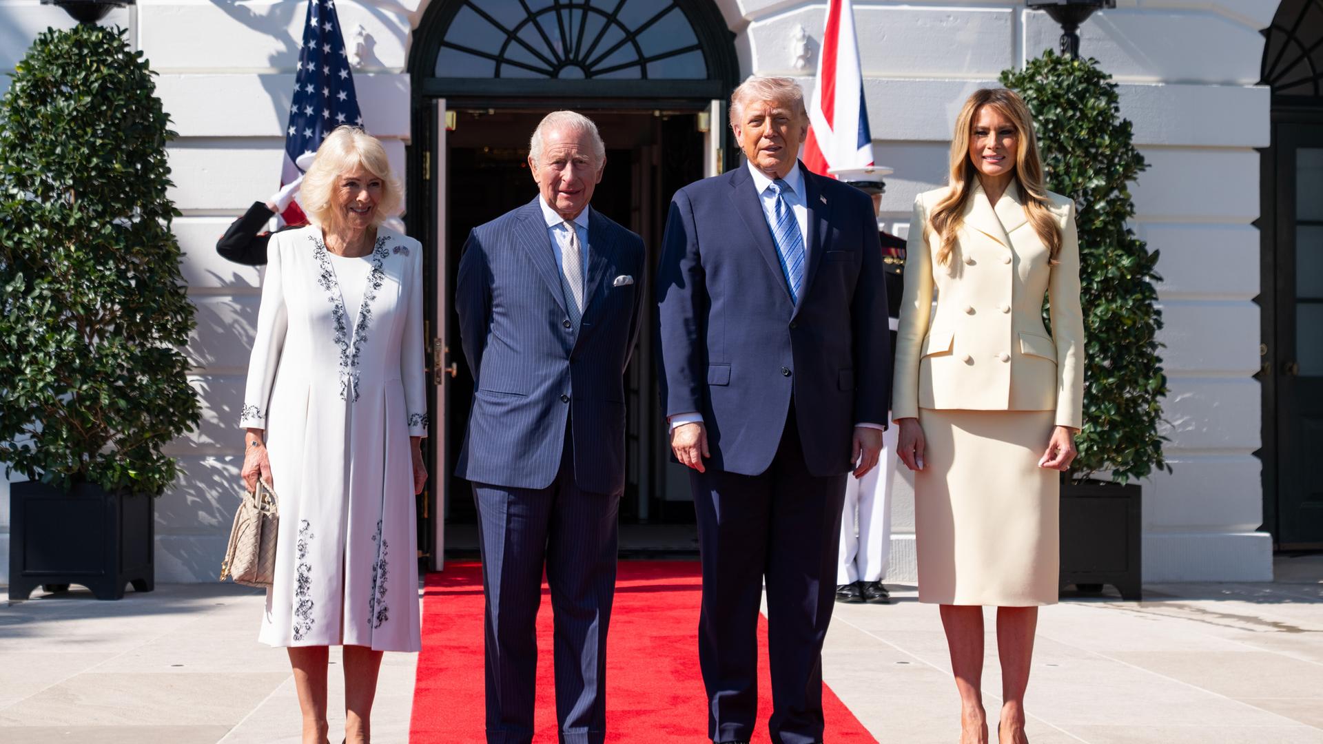 König Charles III., Königin Camila, US-Präsident Donald Trump und First Lady Melania Trump posieren für ein Foto.