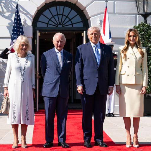König Charles III., Königin Camila, US-Präsident Donald Trump und First Lady Melania Trump posieren für ein Foto.