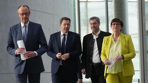Das Bild zeigt Friedrich Merz, CDU-Bundesvorsitzender, Lars Klingbeil, SPD-Bundesvorsitzender, Markus Söder, CSU-Vorsitzender, sowie Saskia Esken, SPD-Bundesvorsitzende. 