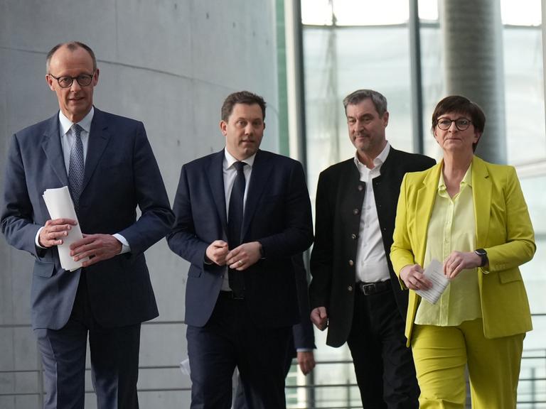 Friedrich Merz, CDU-Bundesvorsitzender, Lars Klingbeil, SPD-Bundesvorsitzender, Markus Söder, CSU-Vorsitzender, sowie Saskia Esken, SPD-Bundesvorsitzende, stellen die Ergebnisse der Sondierungsgespräche von Union und SPD vor.