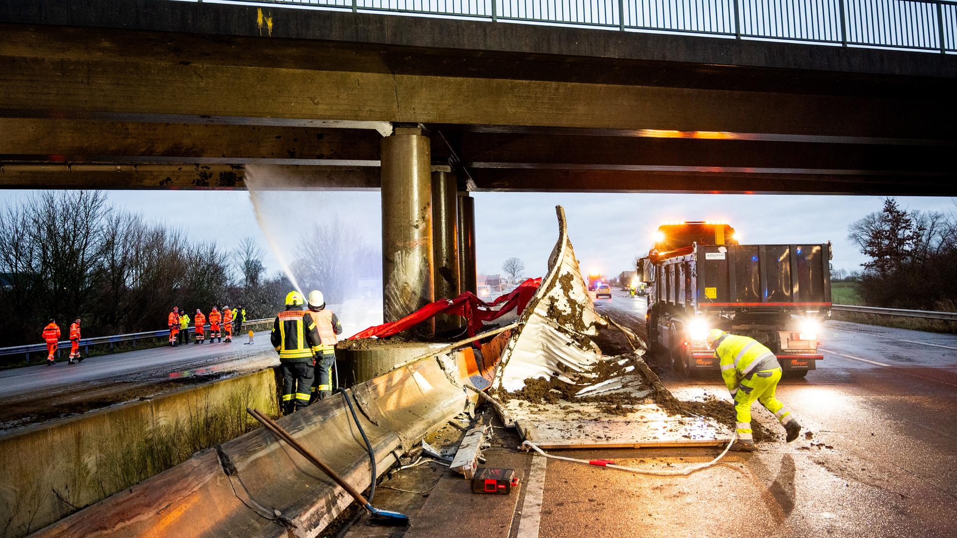 Stapelfeld: Einsatzkräfte stehen auf der Autobahn 1 nach einem Unfall an einer Brücke. 