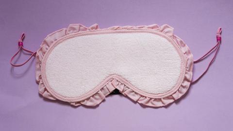 Eine rosa retro Schlafmaske.
