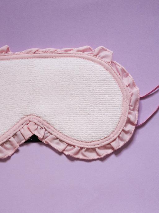 Eine rosa retro Schlafmaske.