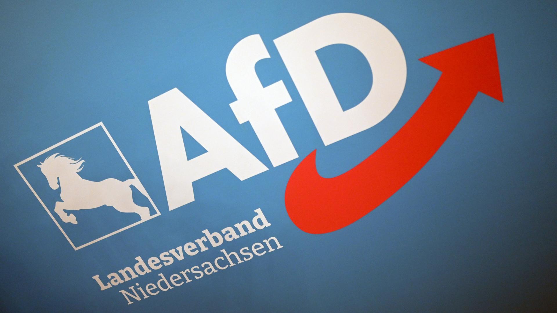 Das Logo des AfD Landesverband Niedersachsen hängt an einer Wand.