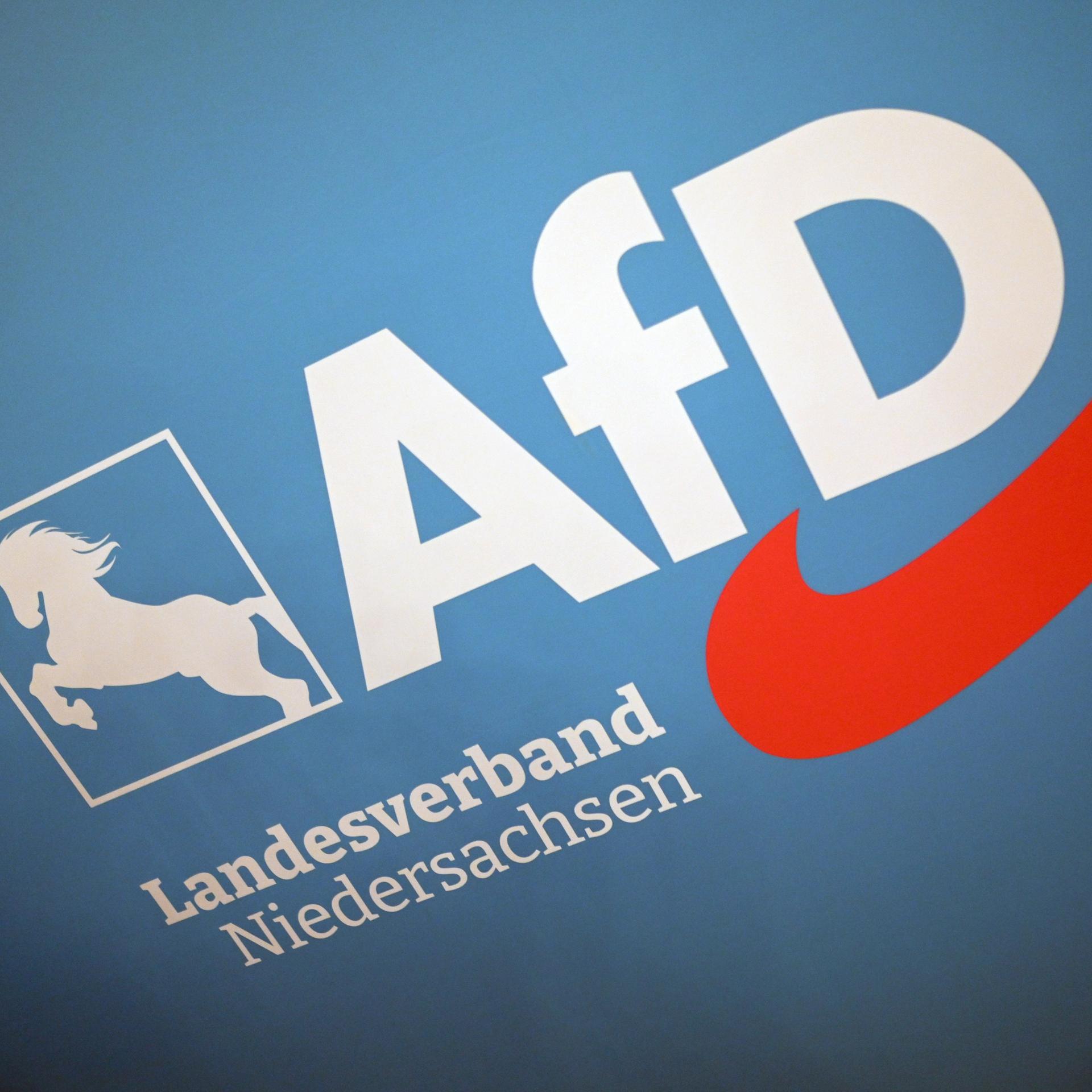 Das Logo des AfD Landesverband Niedersachsen hängt an einer Wand.