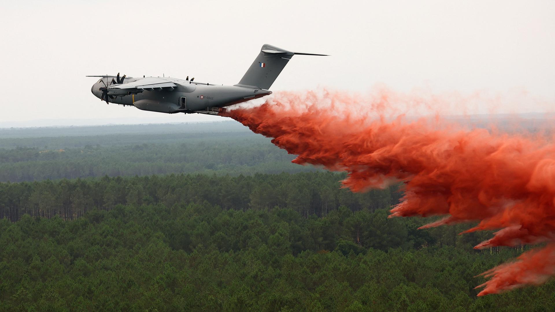 Ein vom Rettungskoordinierungshubschrauber des französischen Zivilschutzes aus aufgenommenes Foto zeigt, wie der Airbus A400M erstmals Löschmittel über dem Waldbrand nahe Lacanau abwirft. Ein vom Rettungskoordinierungshubschrauber des französischen Zivilschutzes aus aufgenommenes Foto zeigt, wie der Airbus A400M erstmals Löschmittel über dem Waldbrand nahe Lacanau abwirft.