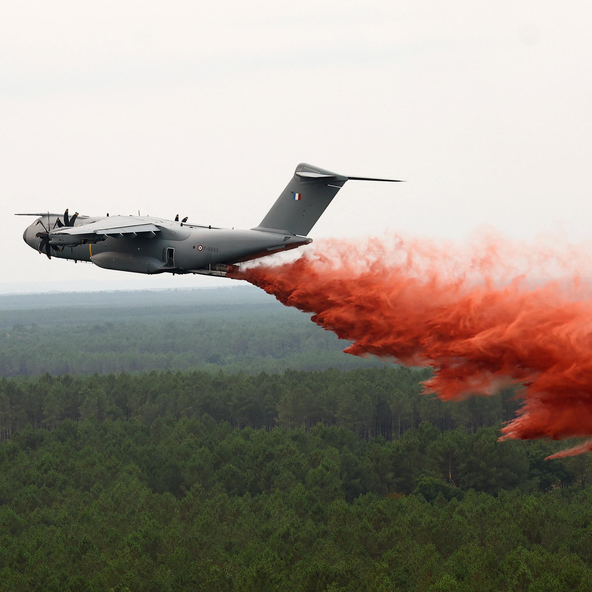 Ein vom Rettungskoordinierungshubschrauber des französischen Zivilschutzes aus aufgenommenes Foto zeigt, wie der Airbus A400M erstmals Löschmittel über dem Waldbrand nahe Lacanau abwirft.
