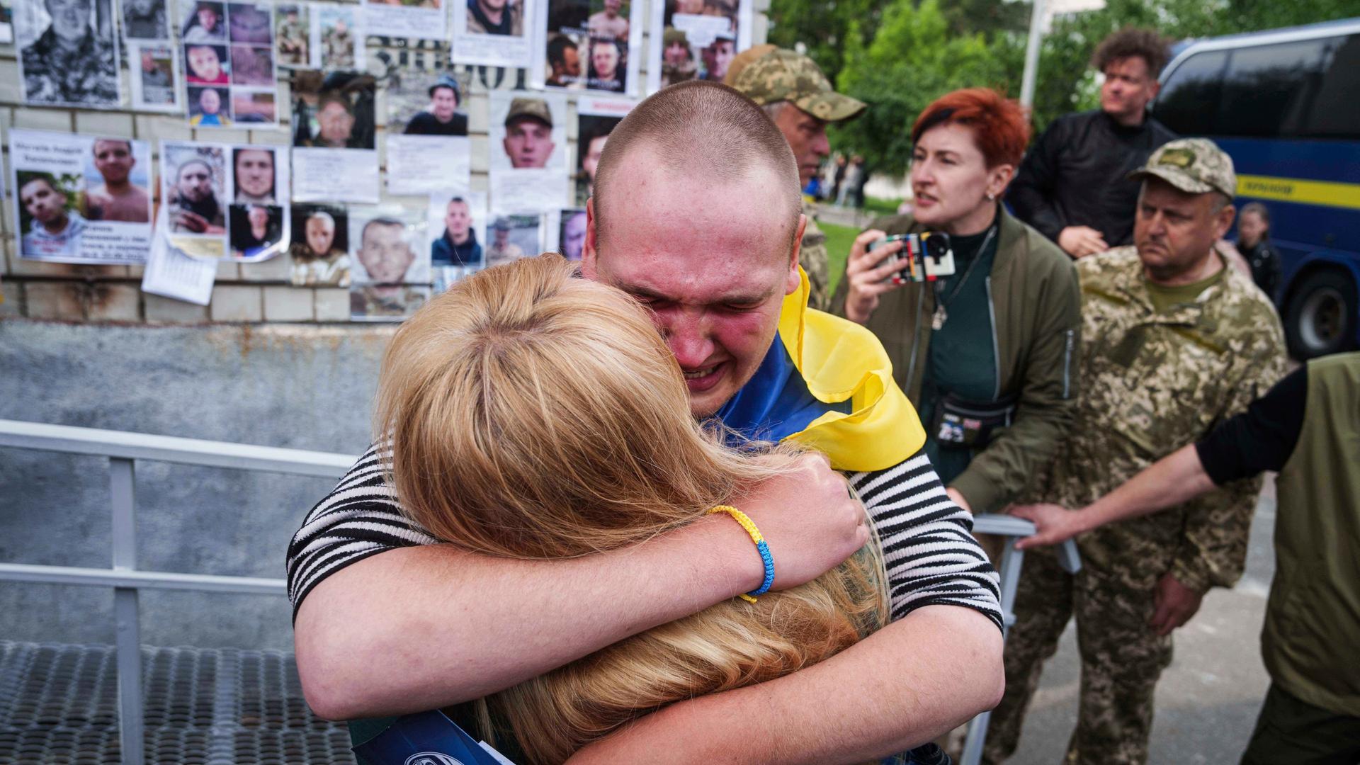 Ein ukrainischer Soldat weint und umarmt seine Mutter, nachdem er im Rahmen eines Kriegsgefangenenaustauschs zwischen Russland und der Ukraine aus der Gefangenschaft zurückgekehrt ist. Ein ukrainischer Soldat weint und umarmt seine Mutter, nachdem er im Rahmen eines Kriegsgefangenenaustauschs zwischen Russland und der Ukraine aus der Gefangenschaft zurückgekehrt ist.