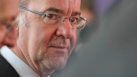 Boris Pistorius blickt ernst, im Vordergrund ist unscharf Karl Lauterbachs Gesicht zu erkennen