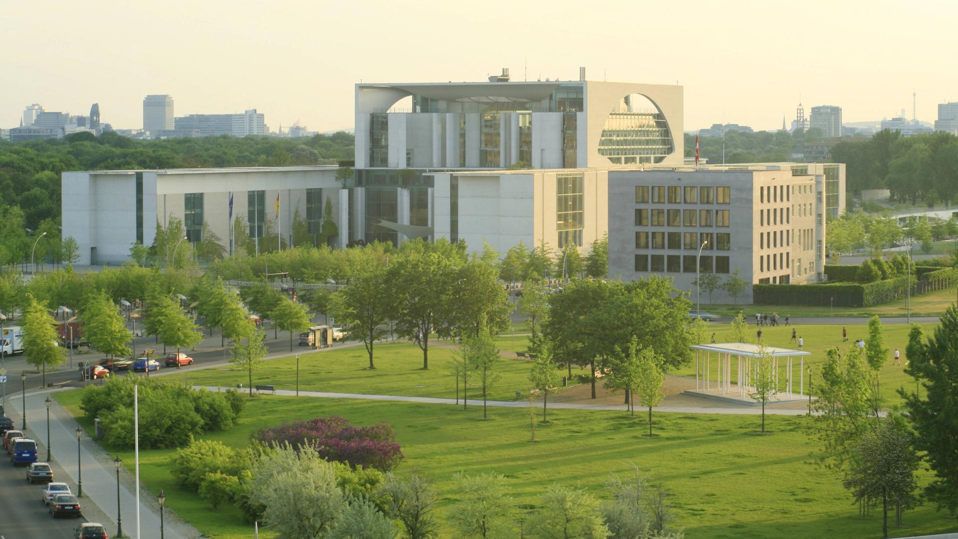 Blick über den Spreebogenpark zum Bundeskanzleramt und der Schweizer Botschaft.