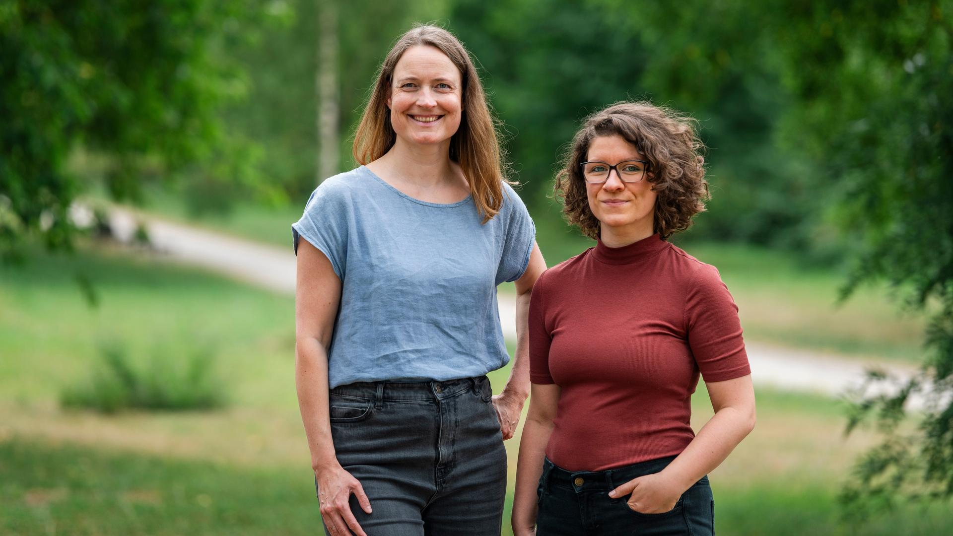 Ann-Kathrin Horn und Ann-Kathrin Büüsker stehen nebeneinander auf einer grünen Wiese, im Hintergrund Bäume