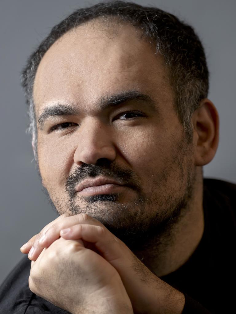 Dinçer Güçyeter, ein Mann Mitte vierzig mit Halbglatze und Drei-Tage-Bart, schaut in die Kamera