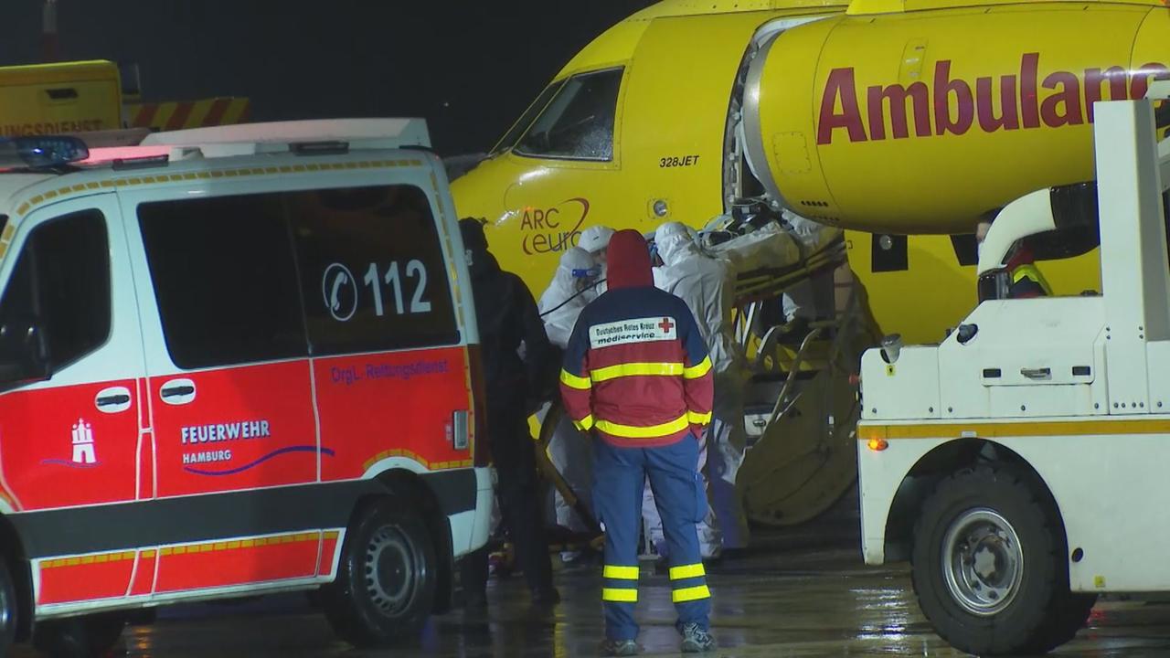 Ein Corona-Intensivpatienten aus Bayern wird am Hamburger Flughafen aus einer Maschine des ADAC gebracht. 