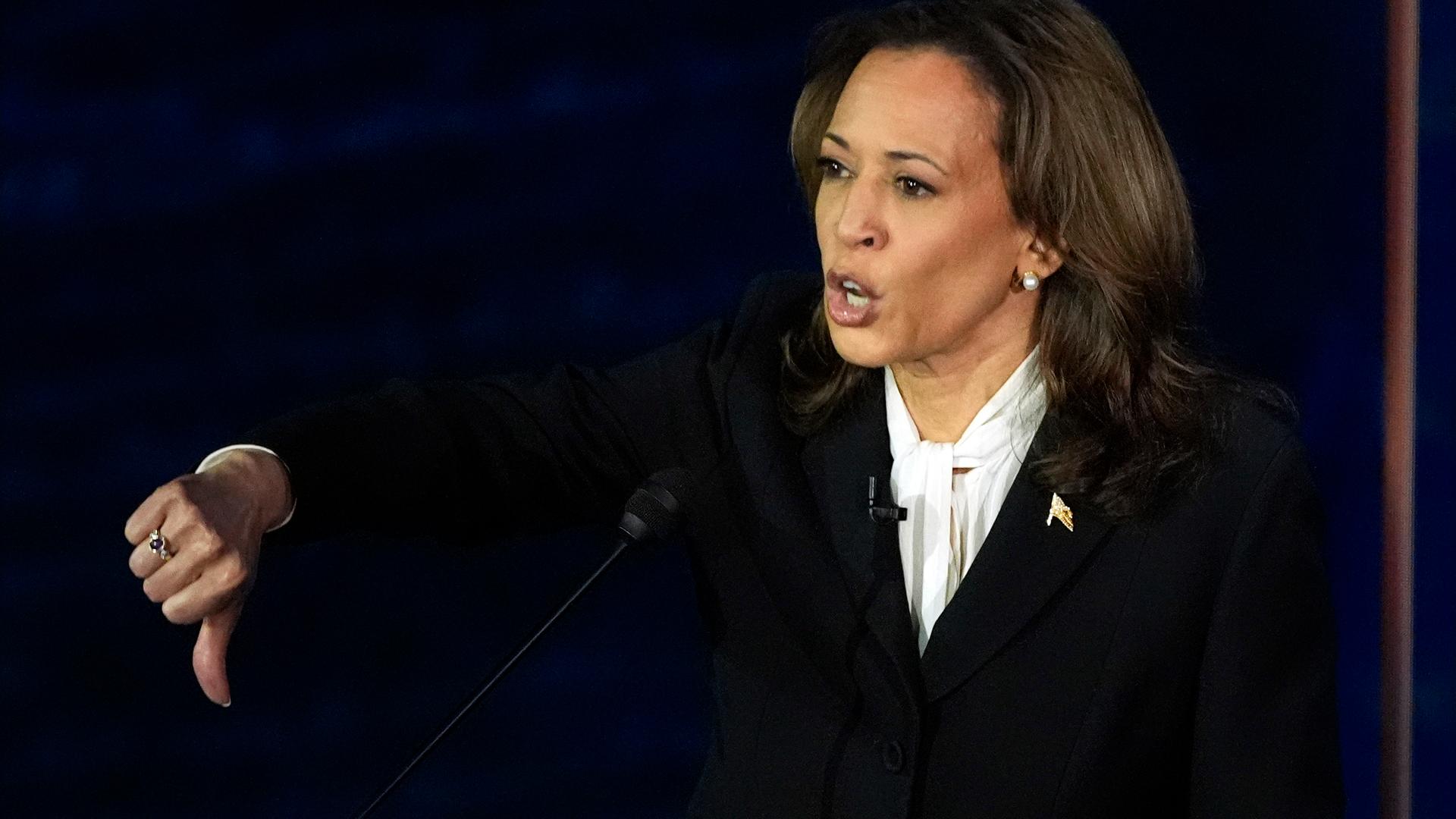 Das Bild zeigt eine gestikulierende Kamala Harris während des ersten Fernsehduells mit Donald Trump