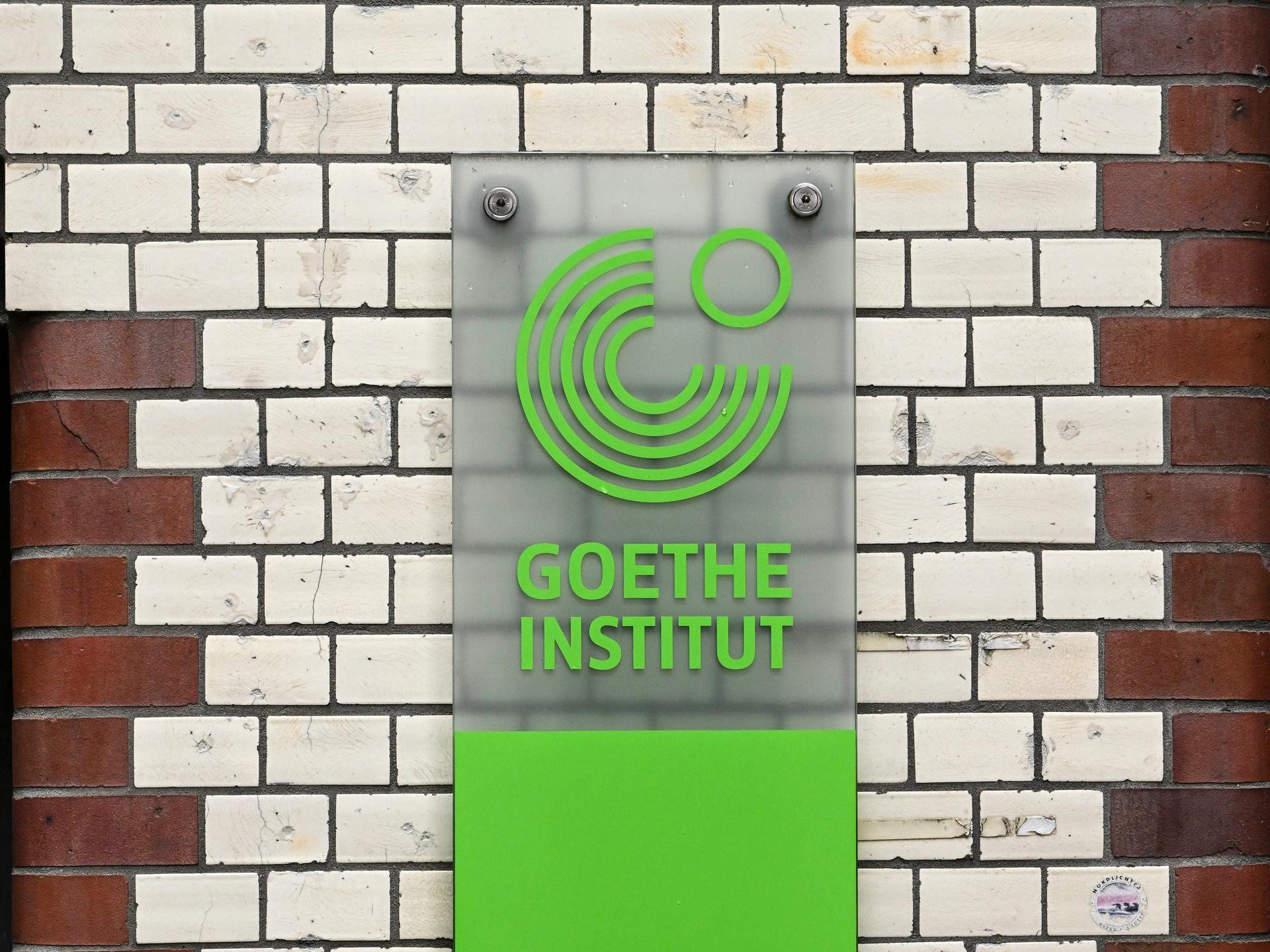 Das Logo vom Goethe-Institut angebrabracht an einer Backsteinwand am Sitz Neue Schönhauser Strasse in Berlin. 