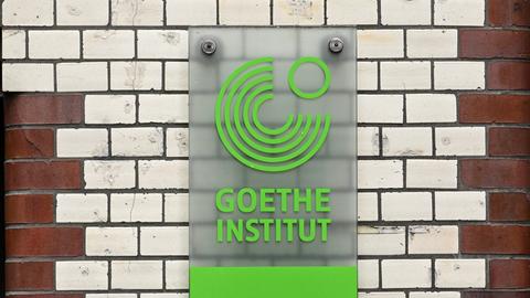 Das Logo vom Goethe-Institut angebrabracht an einer Backsteinwand am Sitz Neue Schönhauser Strasse in Berlin. Das Logo vom Goethe-Institut angebrabracht an einer Backsteinwand am Sitz Neue Schönhauser Strasse in Berlin.