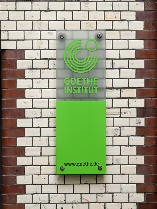 Das Logo vom Goethe-Institut angebrabracht an einer Backsteinwand am Sitz Neue Schönhauser Strasse in Berlin. 