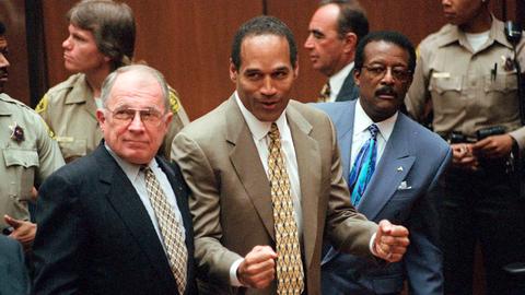 Football-Star O. J. Simpson (MItte) im Gericht zwischen seinen beiden Verteidigern. 