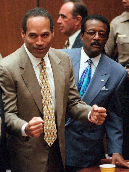 Football-Star O. J. Simpson (MItte) im Gericht zwischen seinen beiden Verteidigern. Football-Star O. J. Simpson (MItte) im Gericht zwischen seinen beiden Verteidigern.