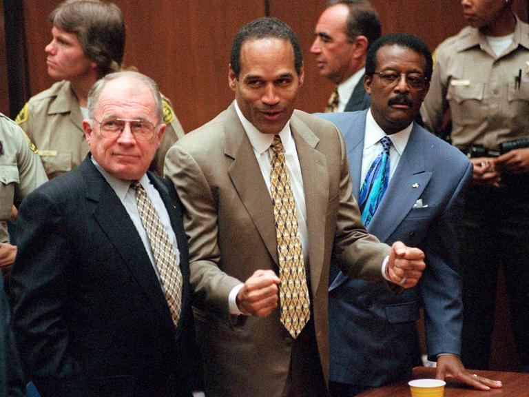 Football-Star O. J. Simpson (MItte) im Gericht zwischen seinen beiden Verteidigern. Football-Star O. J. Simpson (MItte) im Gericht zwischen seinen beiden Verteidigern.