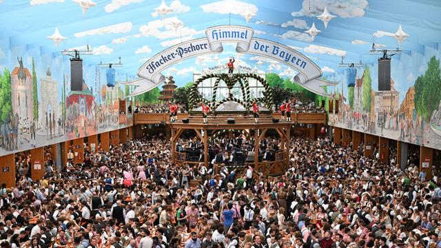Besucher sitzen im Hacker-Festzelt beim Start des Oktober-Festes.