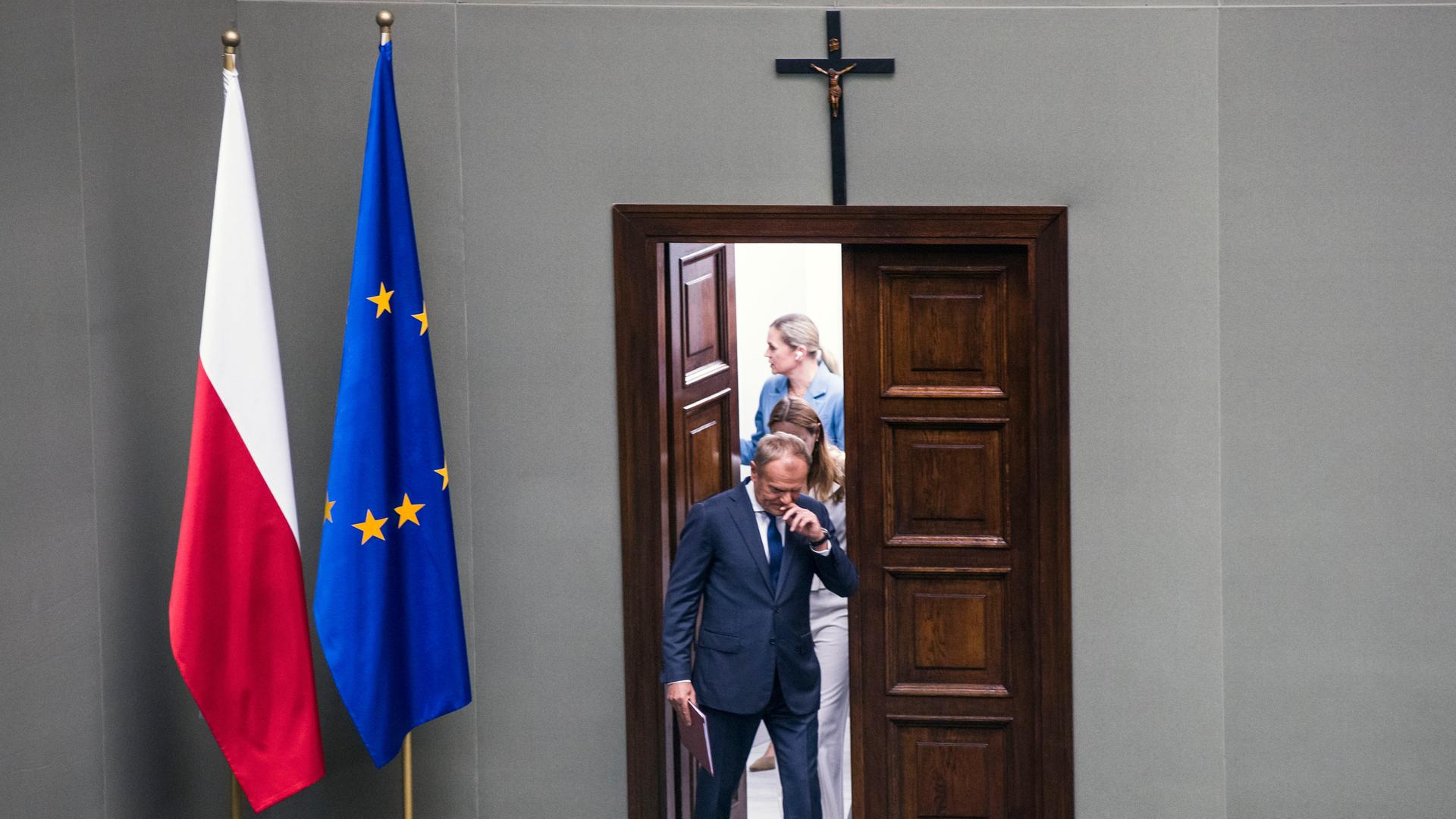 Der polnische Ministerpräsident Donald Tusk betritt den Plenarsaal des Unterhauses, wo eine Vertrauensabstimmung für sein Kabinett ansteht.