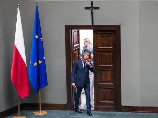 Der polnische Ministerpräsident Donald Tusk betritt den Plenarsaal des Unterhauses, wo eine Vertrauensabstimmung für sein Kabinett ansteht.