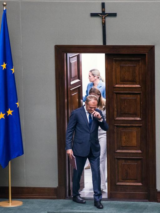 Der polnische Ministerpräsident Donald Tusk betritt den Plenarsaal des Unterhauses, wo eine Vertrauensabstimmung für sein Kabinett ansteht.