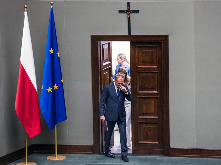 Der polnische Ministerpräsident Donald Tusk betritt den Plenarsaal des Unterhauses, wo eine Vertrauensabstimmung für sein Kabinett ansteht.