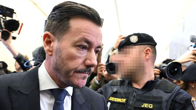 Der Immobilien-Unternehmer René Benko umringt von Wach-Personal und Medien-Vertretern
