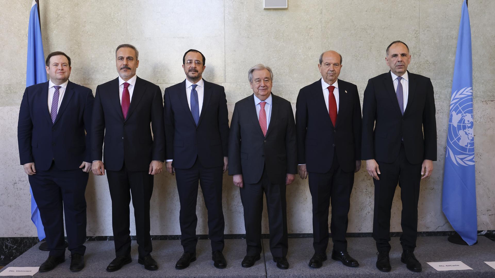 Der britische Staatsminister für Europa und Nordamerika, Stephen Doughty (l-r), der türkische Außenminister Hakan Fidan, der zypriotische Präsident Nikos Christodoulides, UN-Generalsekretär Antonio Guterres, der türkisch-zypriotische Führer Ersin Tatar und der griechische Außenminister Giorgos Gerapetritis stellen sich für ein Gruppenfoto auf.