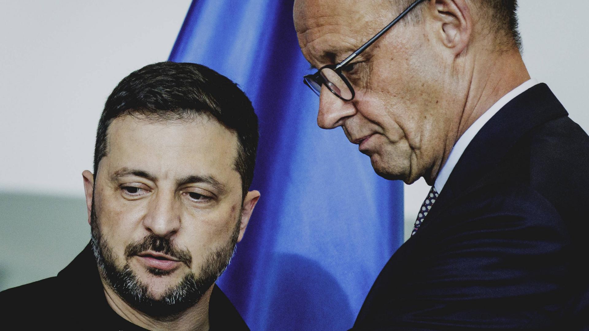 Nahaufnahme von Wolodymyr Selenskyi und Friedrich Merz, deren Gesichter nahe beisammen sind