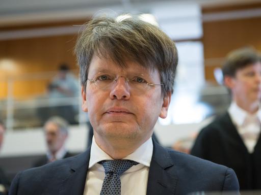 Rechtswissenschaftler Christoph Möllers sitzt am 02.03.2016 zu Beginn der Fortsetzung der mündlichen Verhandlung über ein Verbot der rechtsextremen NPD in Karlsruhe (Baden-Württemberg) an seinem Platz. 