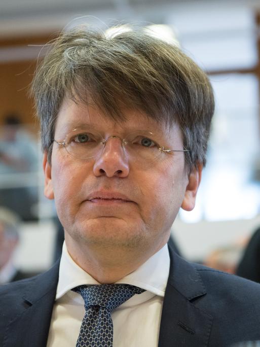 Rechtswissenschaftler Christoph Möllers sitzt am 02.03.2016 zu Beginn der Fortsetzung der mündlichen Verhandlung über ein Verbot der rechtsextremen NPD in Karlsruhe (Baden-Württemberg) an seinem Platz. 