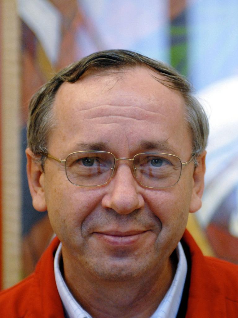 Marko Rupnik vor einem seiner Mosike, das eine Christusfigur mit Heiligenschein zeigt