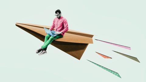 Collage/Illustration einer Person mit Laptop, die auf einem Papierflieger sitzt und durchstartet.